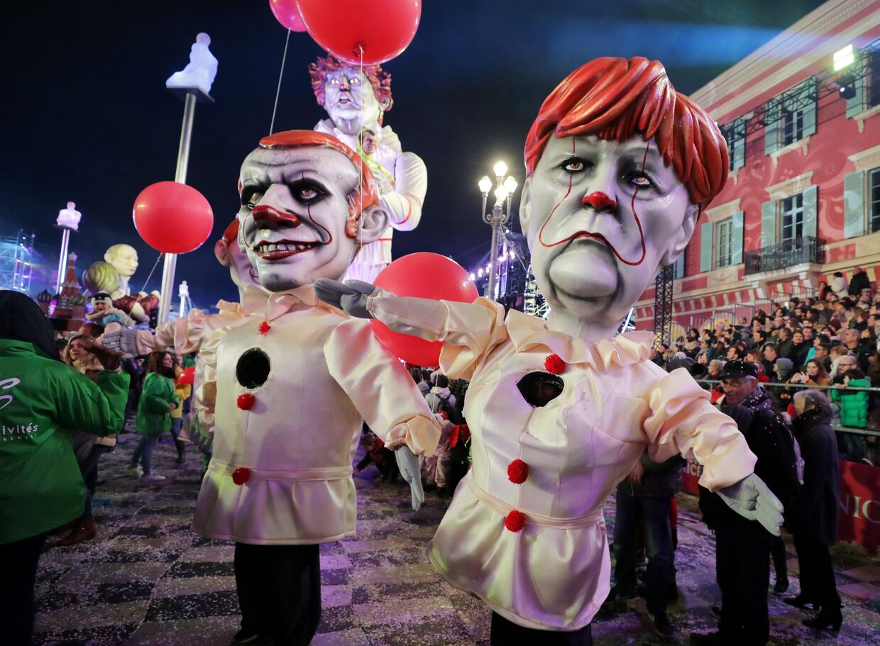 Фигуры, изображающие Макрона и Меркель, на карнавале в Ницце
