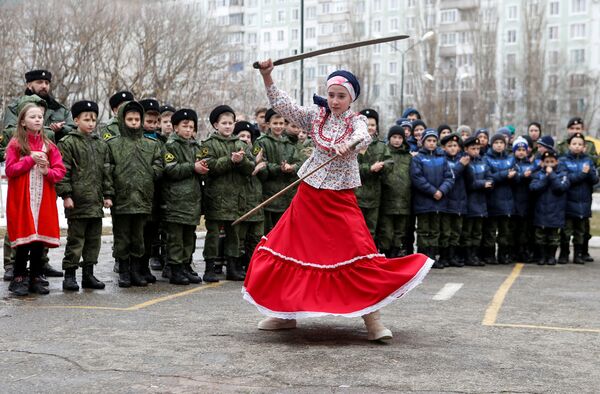 Ученики кадетской школы имени генерала Ермолова во время празднования Масленицы в Ставрополе