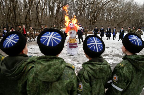 Учащиеся Ермоловской кадетской школы наблюдают за горящим чучелом Масленицы в Ставрополе