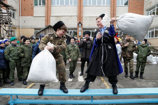Студенты кадетской школы имени генерала Ермолова дерутся на подушках