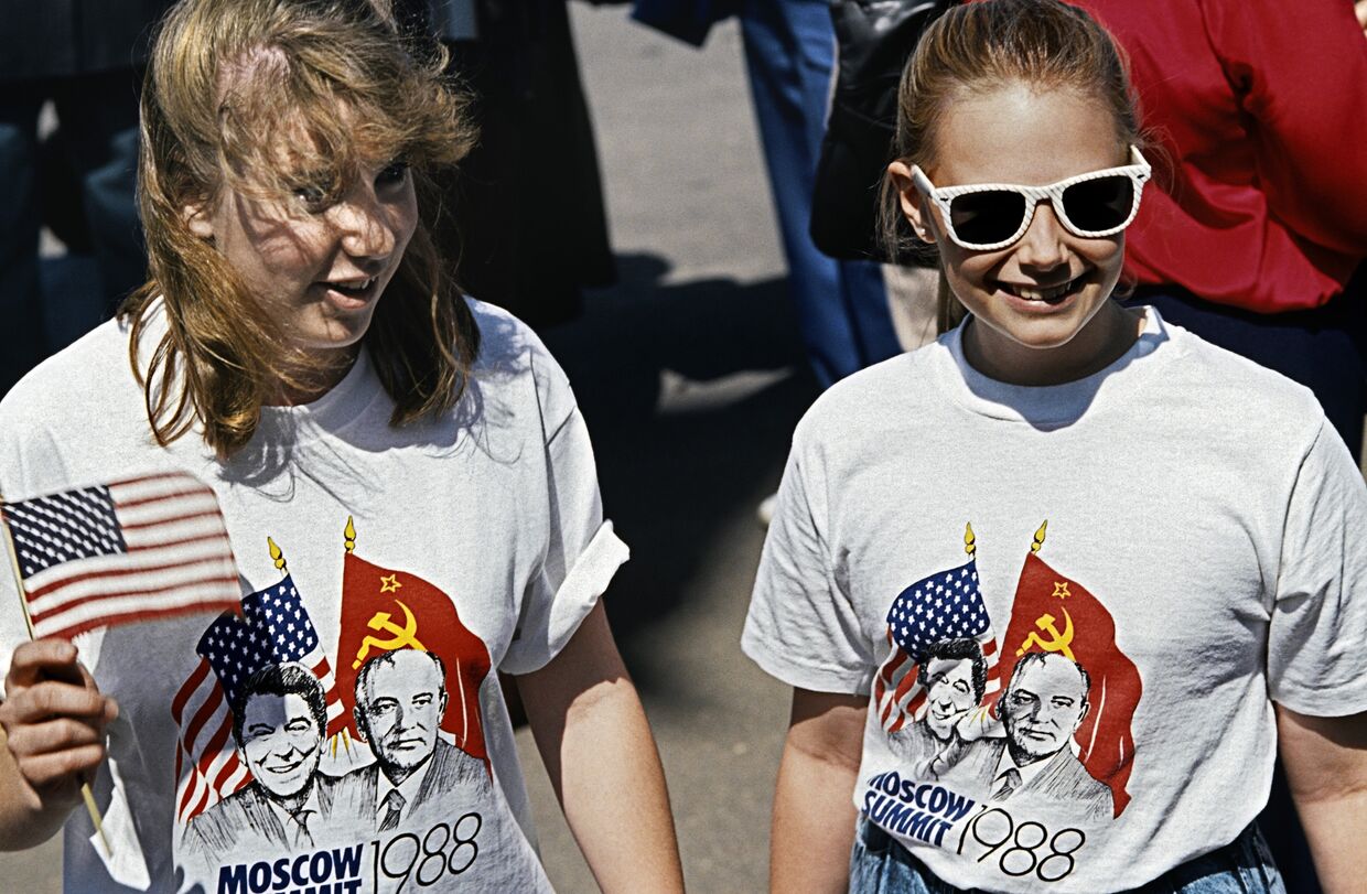 Девушки в футболках с изображением генерального секретаря ЦК КПСС Михаила Горбачева и Президента США Рональда Рейгана на улицах Москвы