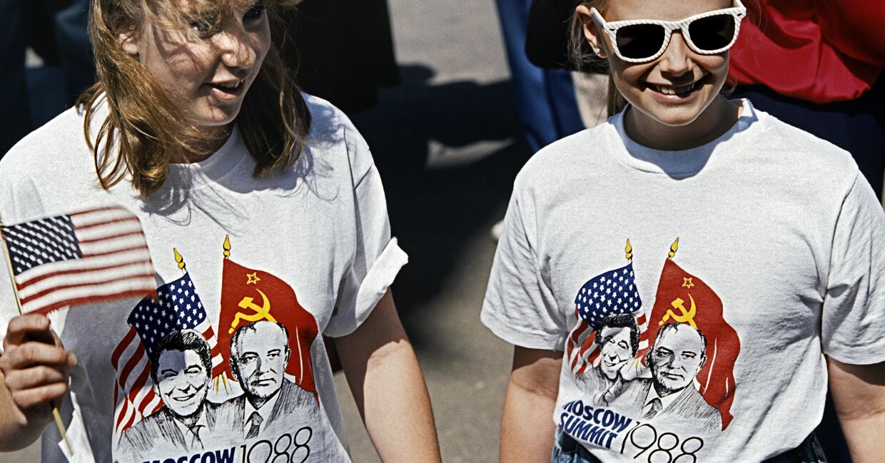 Девушки в футболках с изображением генерального секретаря ЦК КПСС Михаила Горбачева и Президента США Рональда Рейгана на улицах Москвы
