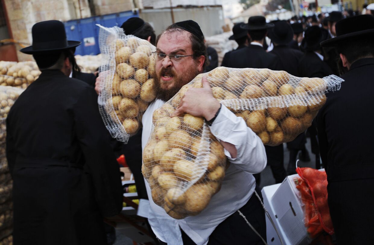 Покупатели на продуктовом рынке в Иерусалиме