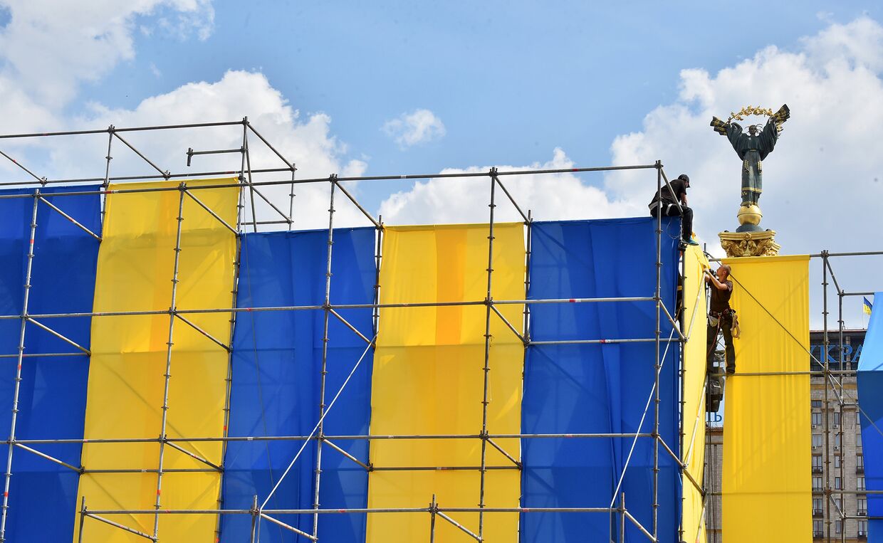 Установка конструкция в предверии празднования Дня государственного флага в Киеве