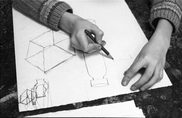 Юный художник рисует на заданную тему