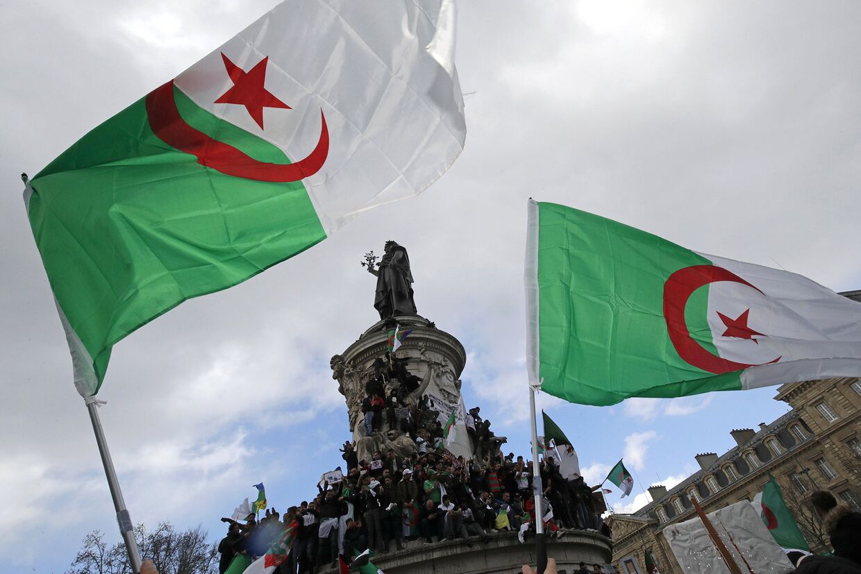 Акция протеста против президента Алжира Абдельазиза Бутефлики на площади Республики в Париже, Франция