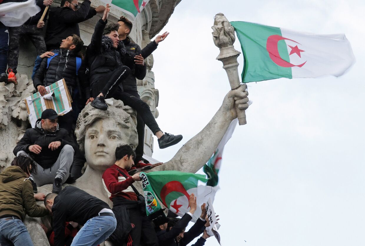 Участники демонстрации против президента Алжира