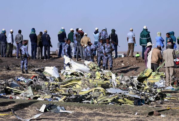 Эфиопские полицейские на месте крушения самолета Ethiopian Airlines Flight недалеко от города Бишофту