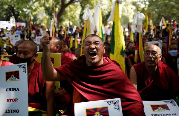 Тибетцы во время протеста в ознаменование 60-й годовщины тибетского восстания