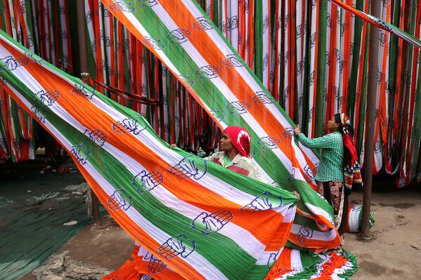 Флаги оппозиционной партии Индийский национальный конгресс перед всеобщими выборами в Ахмадабаде, Индия