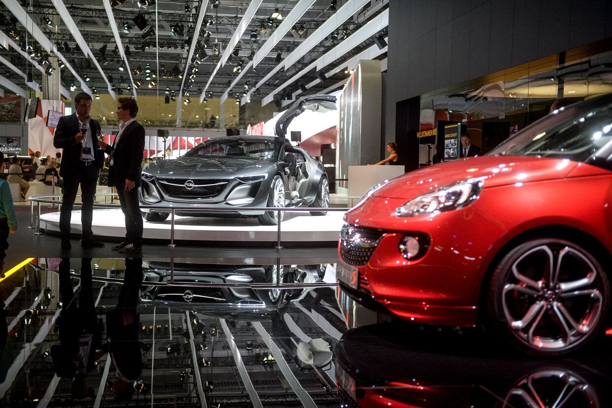 Автомобиль Opel Monza concept на Московском международном автомобильном салоне
