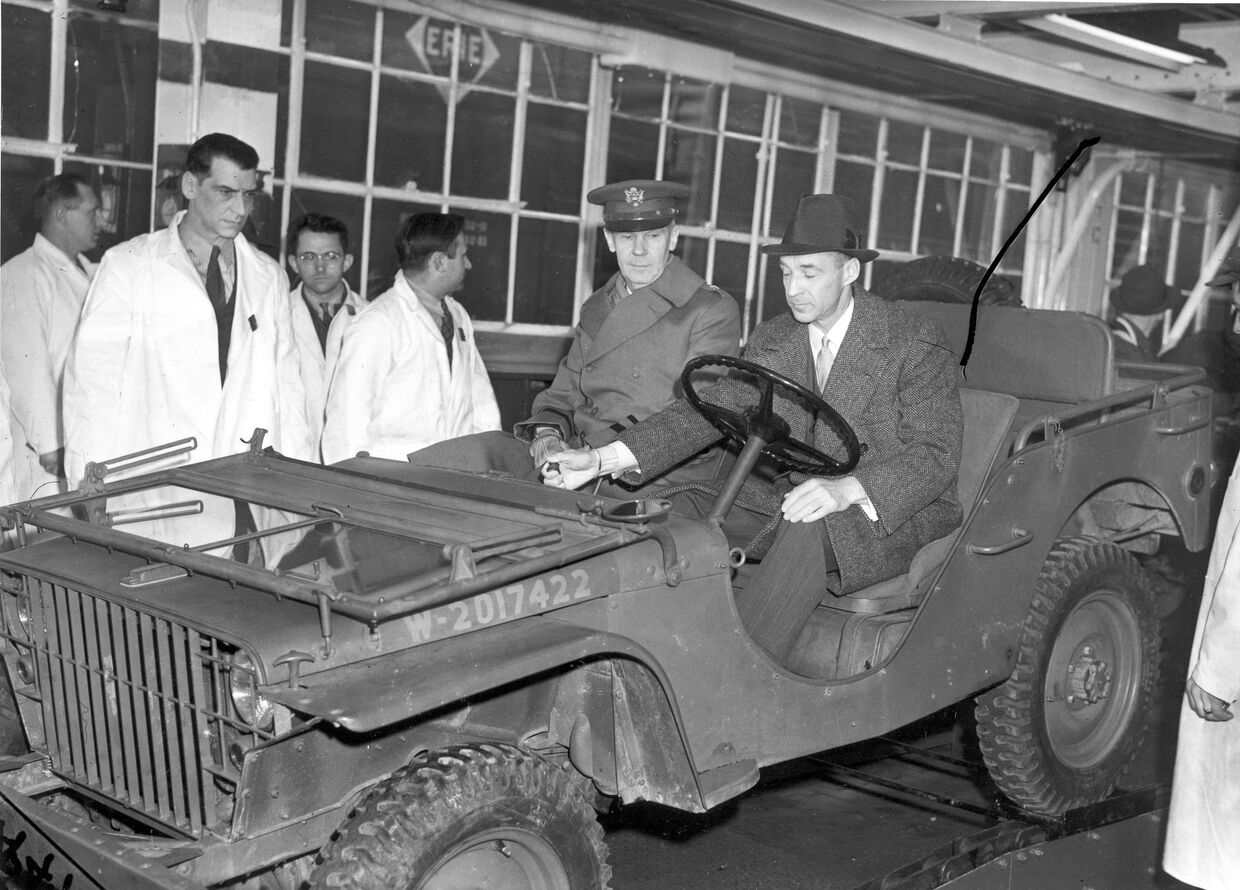 28 февраля 1941. Президент Ford Эдсел Форд в первом Blitz Buggy