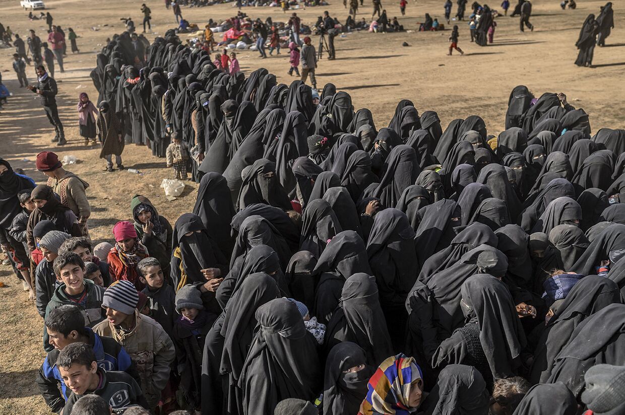 Женщины с детьми с территорий, ранее бывших под контролем ИГИЛ (запрещенная в РФ организация) в Сирии