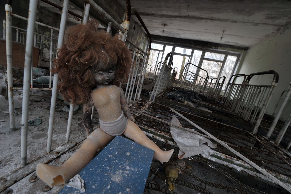Кукла в разрушенном доме на Украине