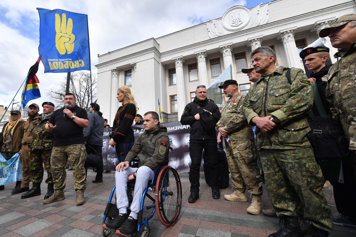 Ветераны добровольческих батальонов на Украине перед парламентов в Киеве