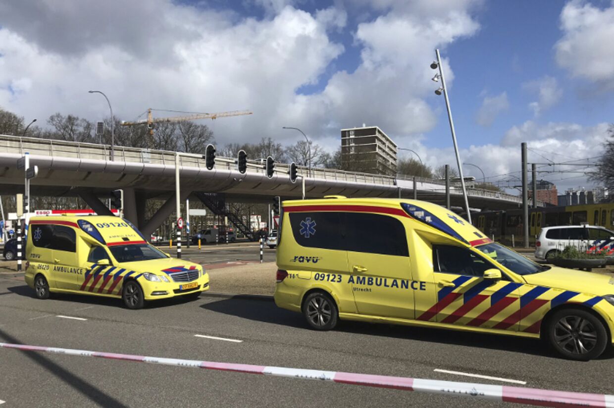 Машины скорой помощи на месте стрельбы в трамвае в Утрехте, Нидерланды