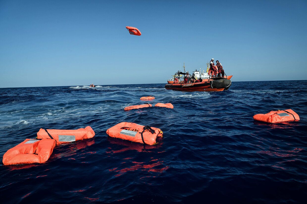 Спасители и сотрудники организации «Врачи без границ» во время совместной операции на поисково-спасательном судне у побережья Ливии