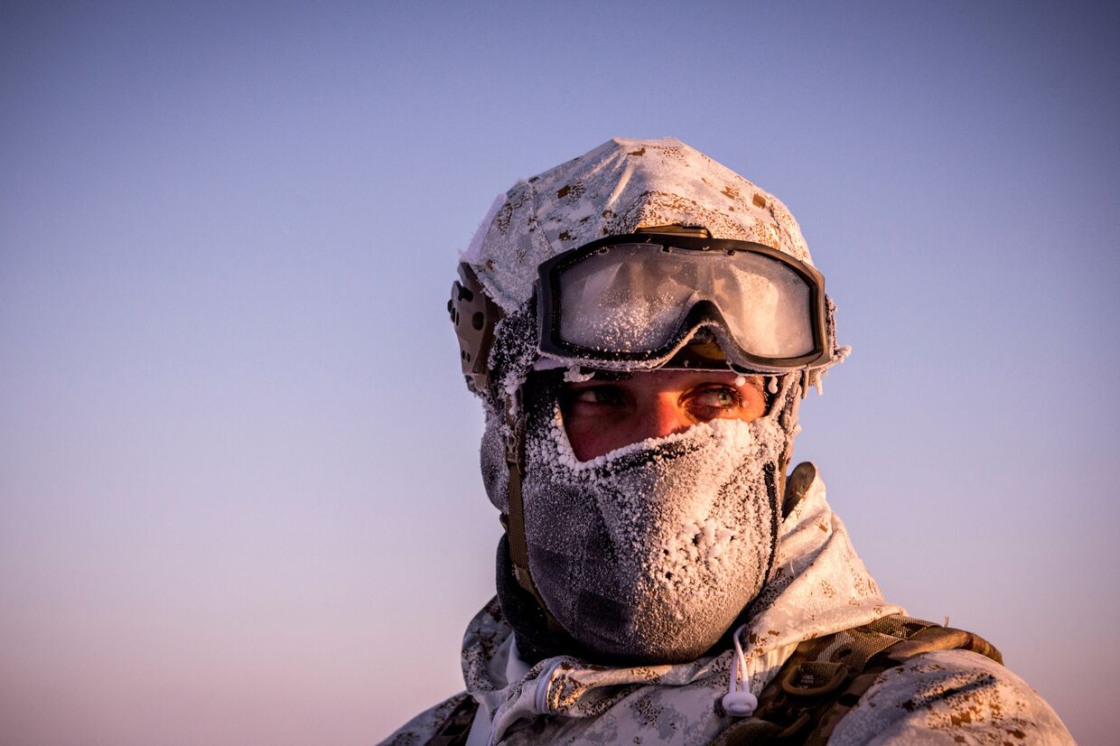 Боец отряда специального назначения МВД Чеченской Республики во время учений в районе Северного полюса