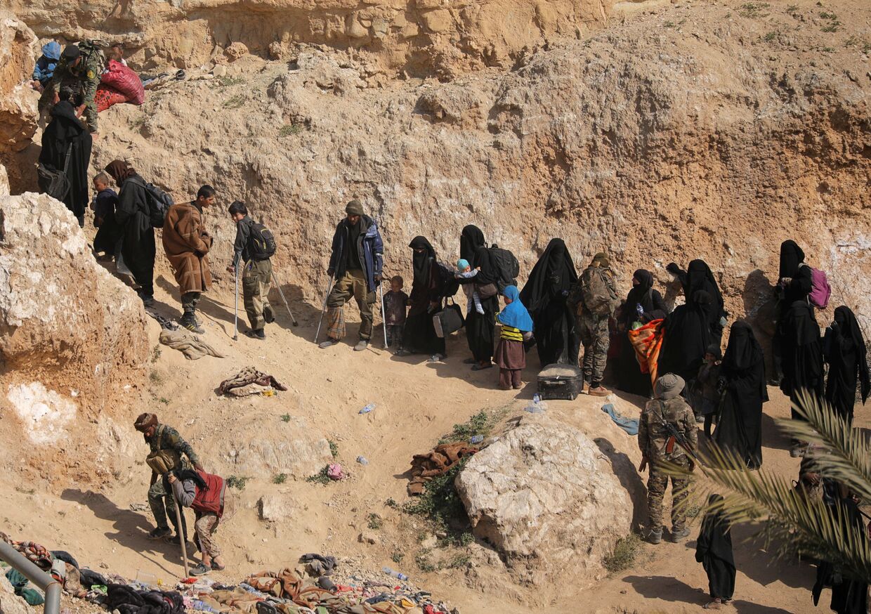 Сдавшиеся боевики ИГИЛ* и их семьи в деревне Багуз, провинция Дейр-эз-Зор, Сирия