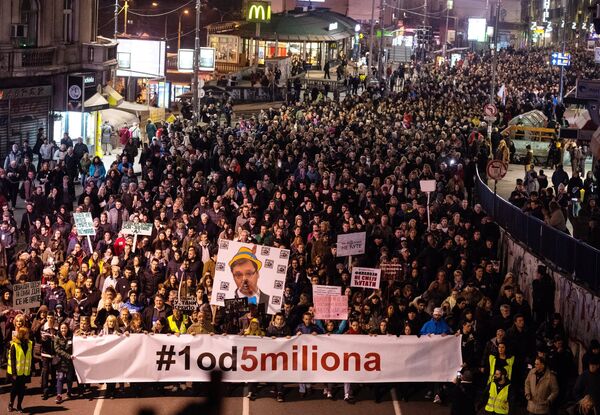 Участники митинга оппозиции в Белграде Участники митинга оппозиции в Белграде