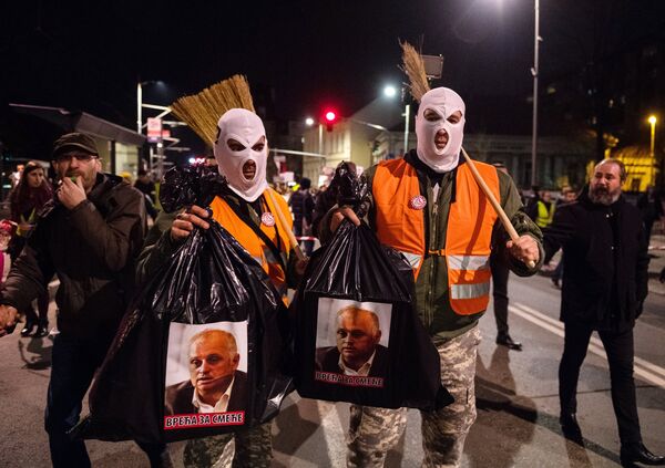 Участники митинга оппозиции в Белграде Участники митинга оппозиции в Белграде