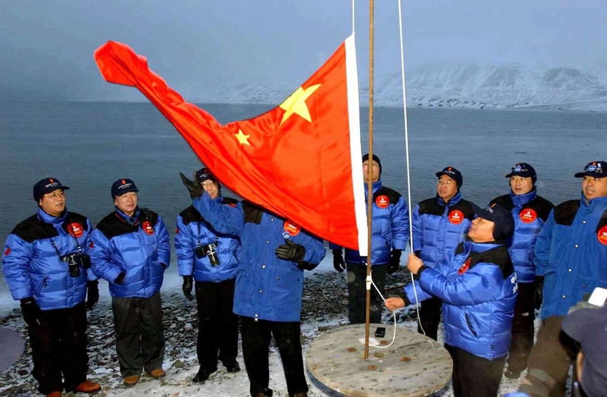 Члены китайской экспедиции поднимают национальный флаг