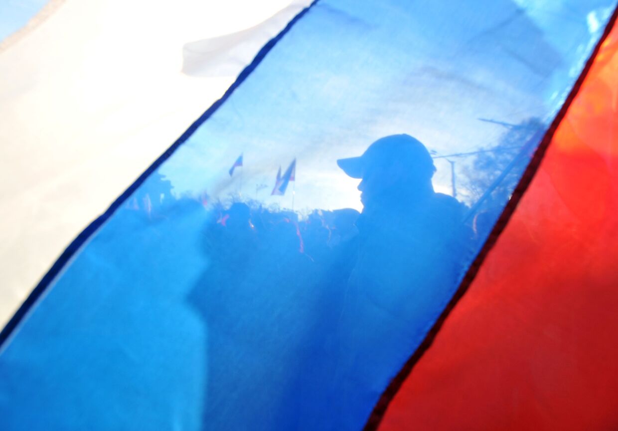 Силуэт пророссийского активиста за флагом России в Евпатории, Крым