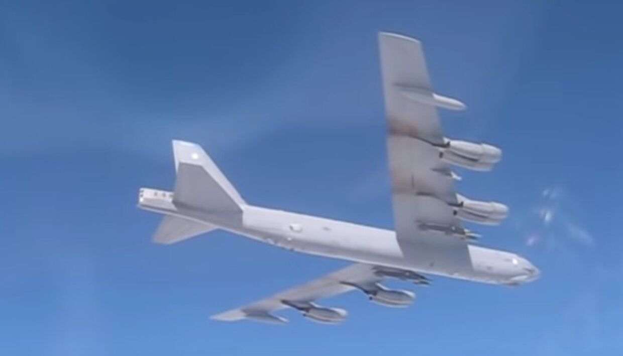 Су-27 отогнал бомбардировщик B-52
