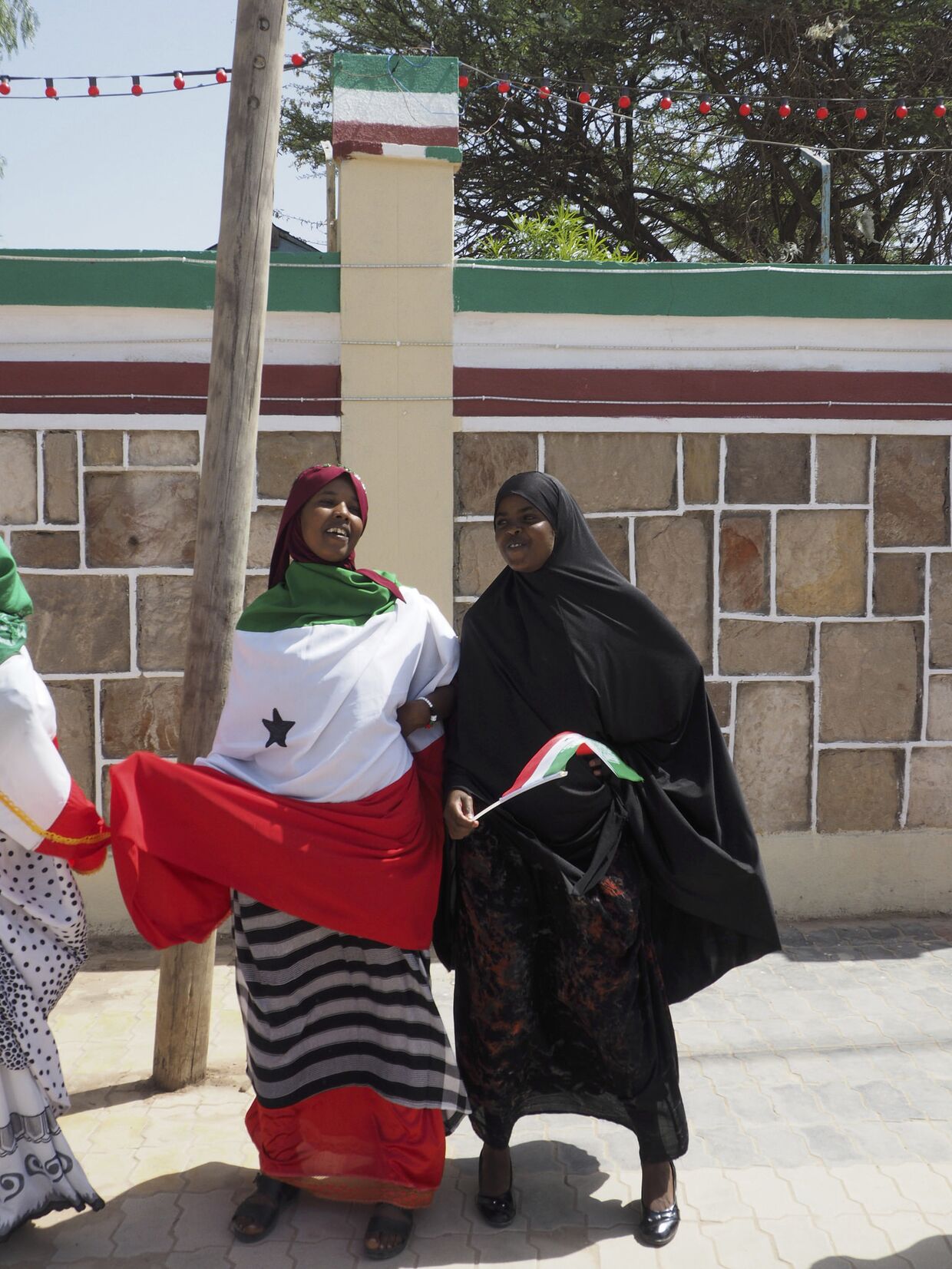 Девушки празднуют день независимости в Сомалиленде