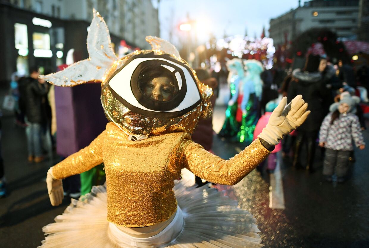 Участник в костюме исполняющей желания Золотой рыбки на фестивале Путешествие в Рождество на Тверской улице в Москве
