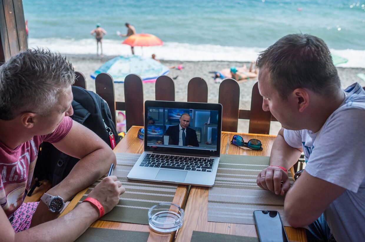 Трансляция прямой линии с президентом России Владимиром Путиным в Крыму