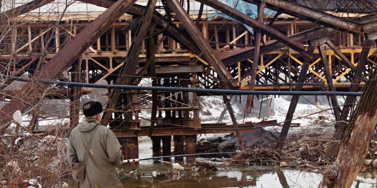 Мост, разрушенный во время бомбардировок НАТО в Крушеваце, Югославия