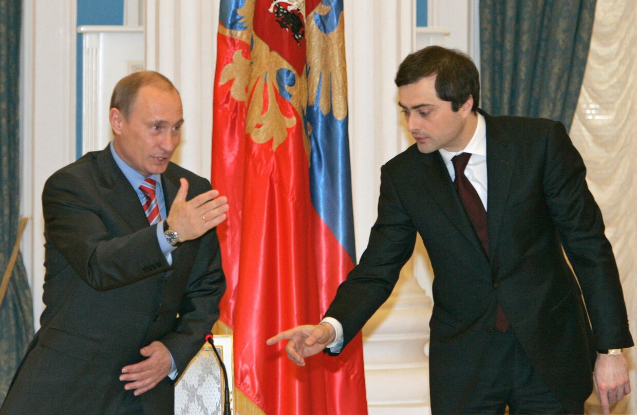 Президент России Владимир Путин и его помощник Владислав Сурков