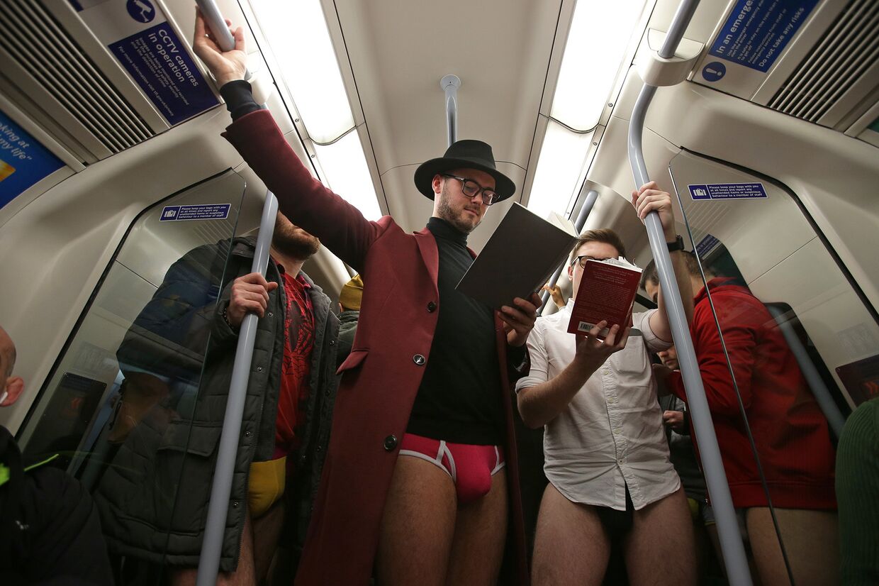 Участники флешмоба в лондонском метро