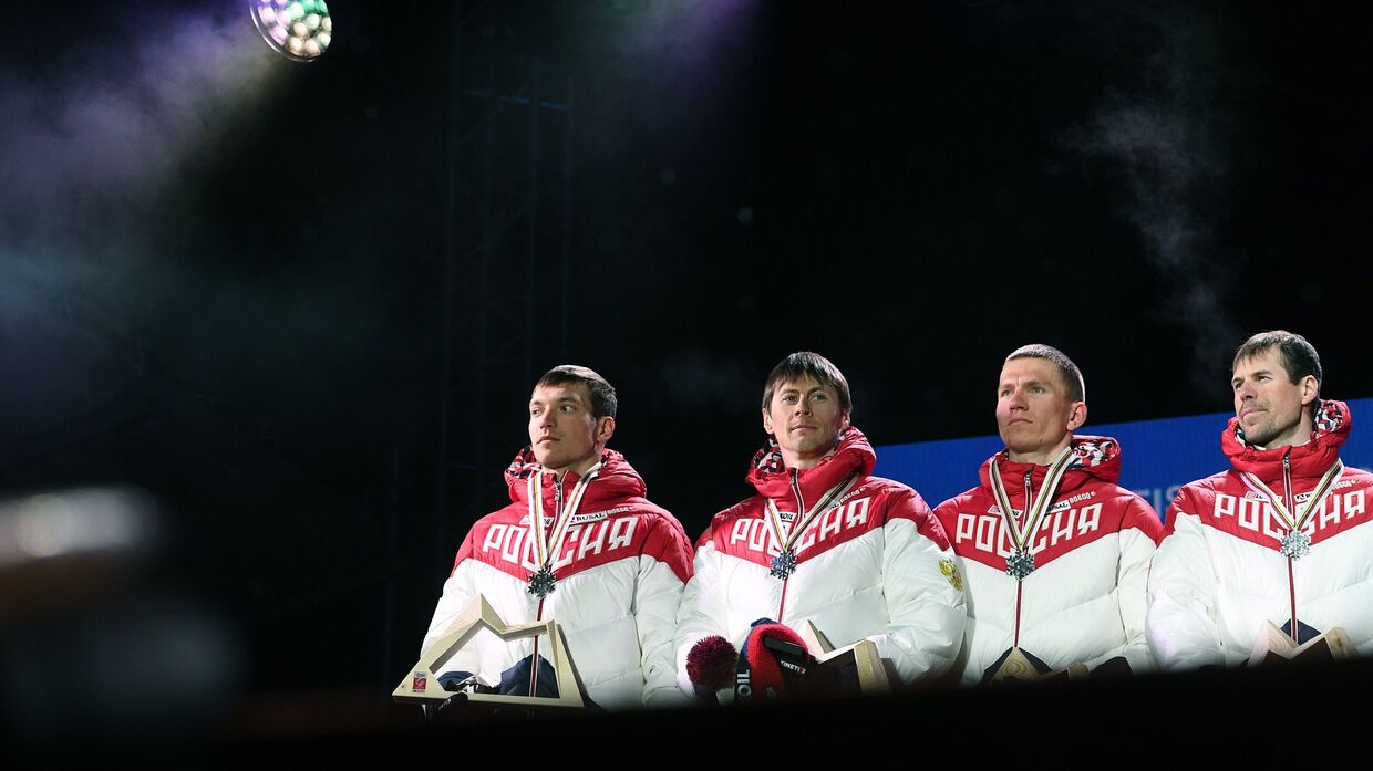 Российские лыжники Андрей Ларьков, Александр Бессмертных, Александр Большунов и Сергей Устюгов (слева направо), завоевавшие серебряные медали в эстафетной гонке 4 х 10 км
