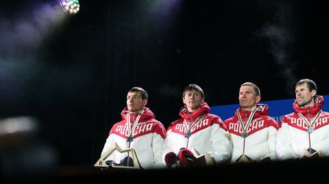 Российские лыжники Андрей Ларьков, Александр Бессмертных, Александр Большунов и Сергей Устюгов (слева направо), завоевавшие серебряные медали в эстафетной гонке 4 х 10 км