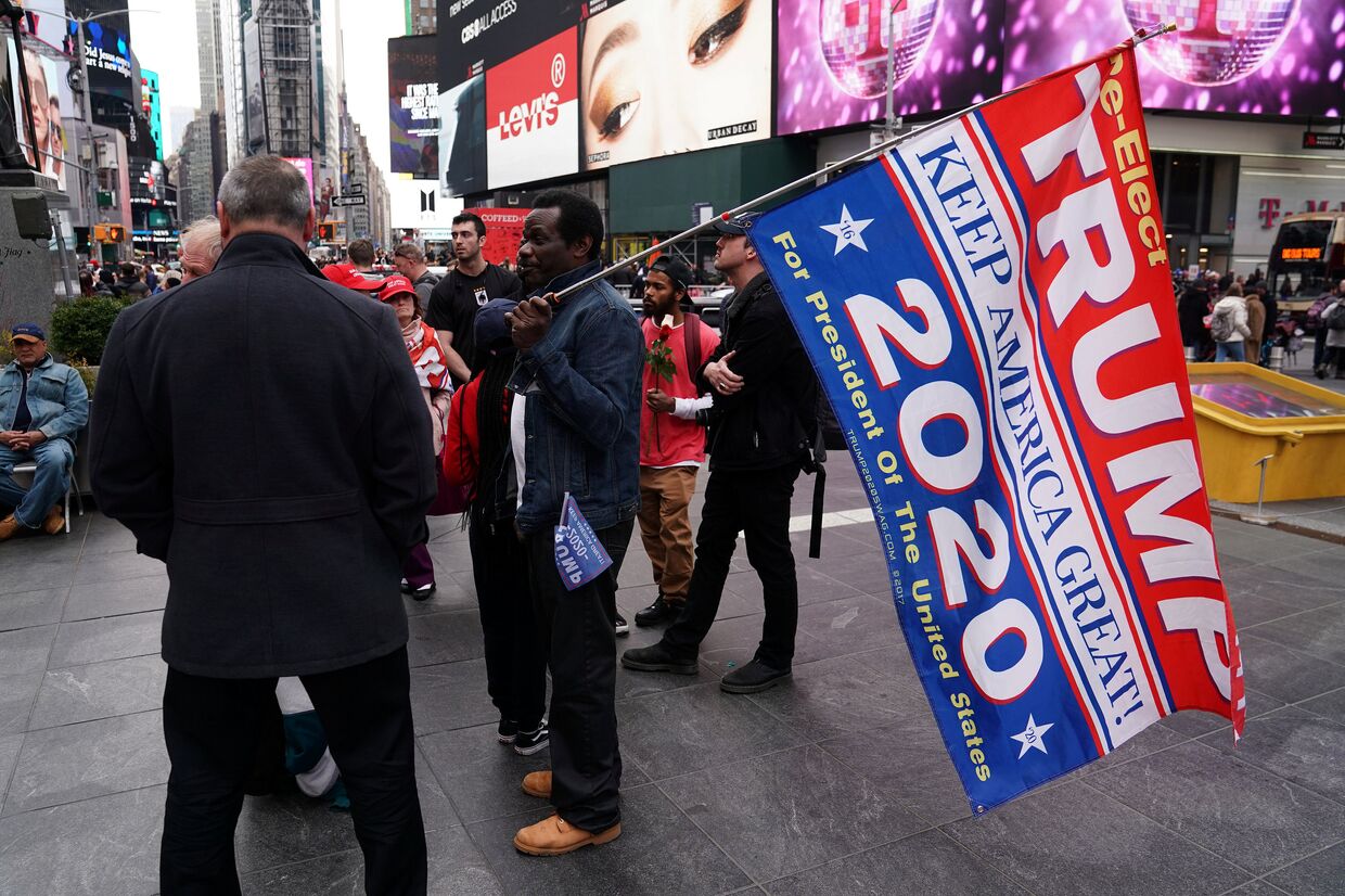Сторонники президента США Дональда Трампа собираются на Таймс-сквер в Нью-Йорке