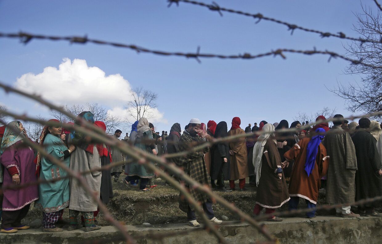 Жители деревни Пинджура на похоронах в Кашмире