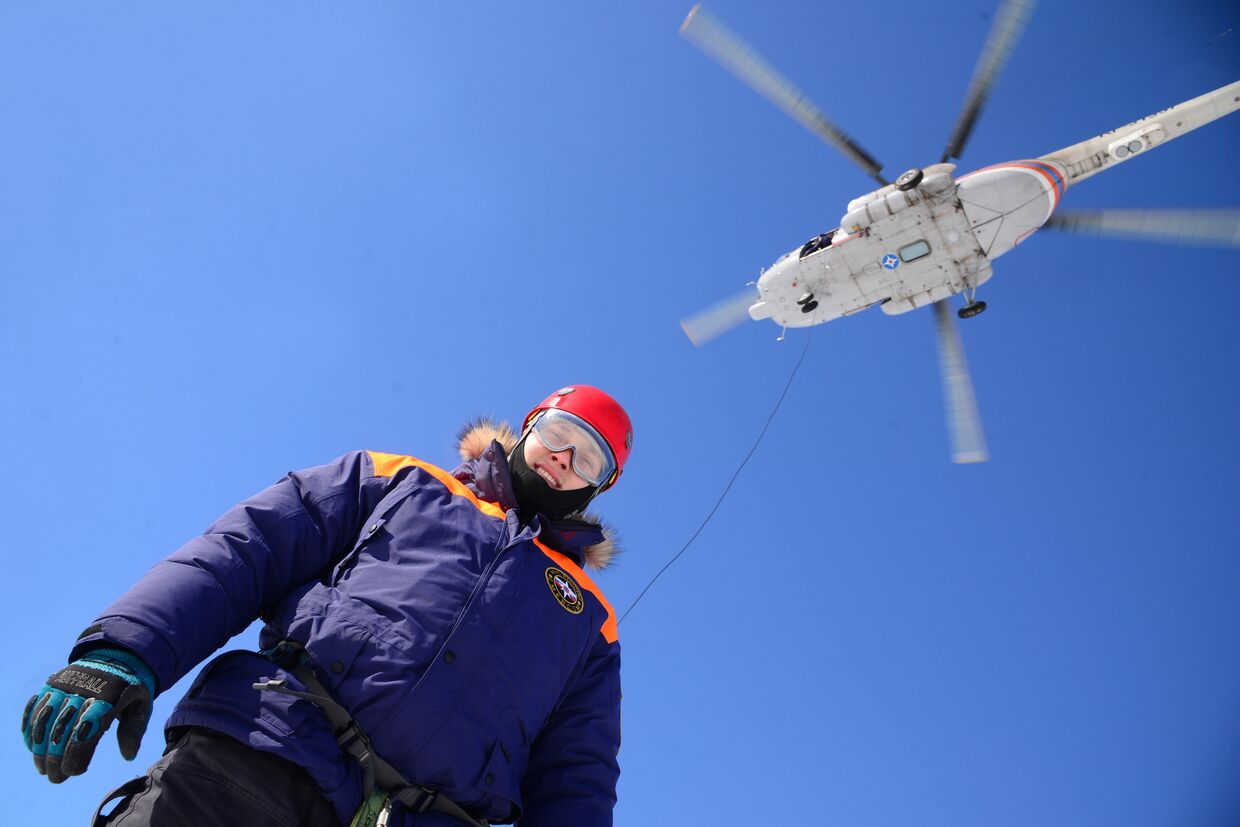 Учения по парашютно-десантной подготовке спасателей МЧС