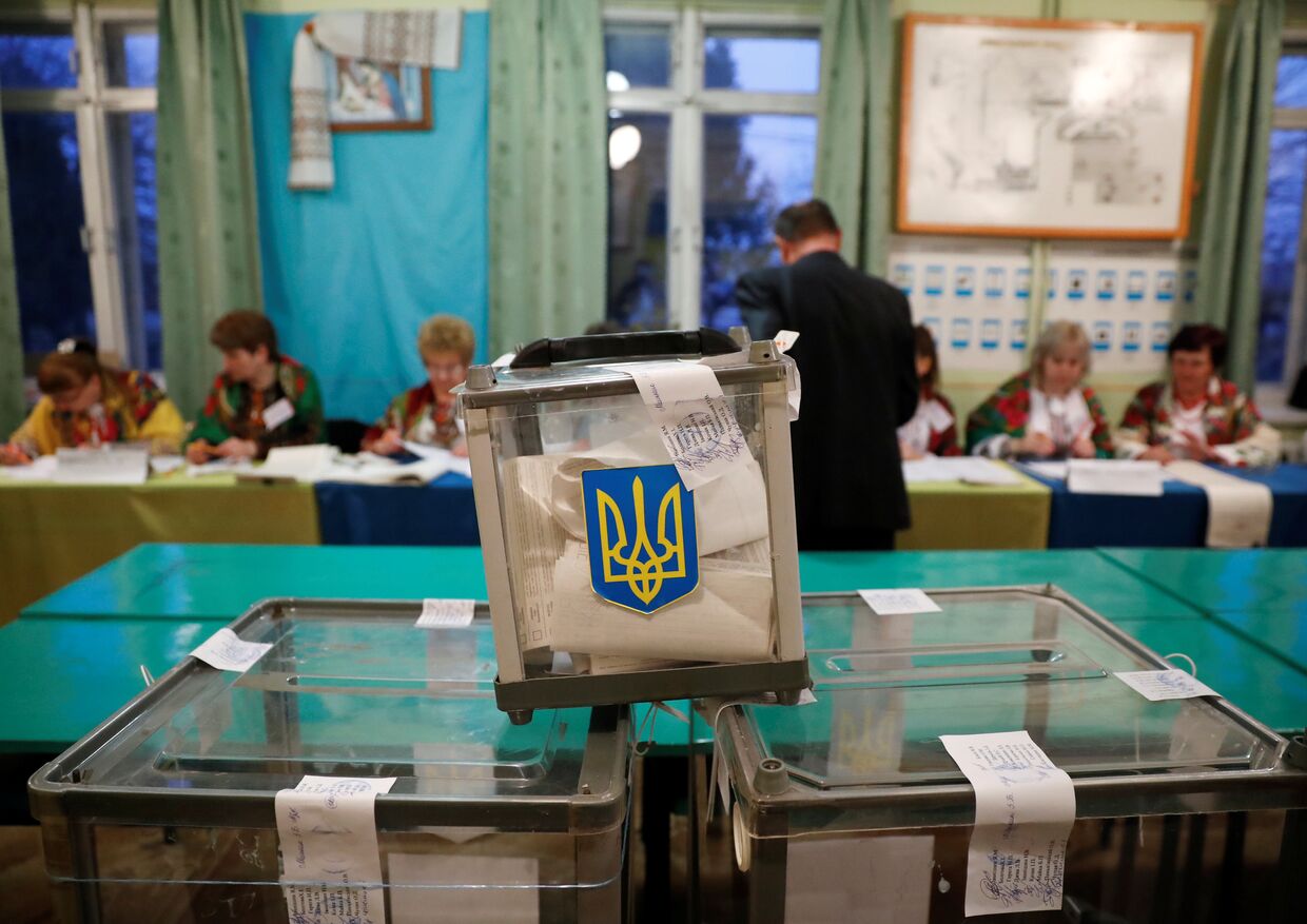 Члены избирательной комиссии на избирательном участке в Рогатине, Украина