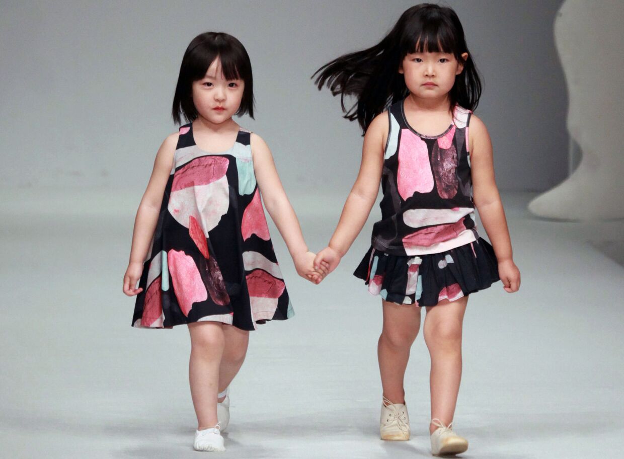 Дети во время показа коллекции Jnby by JNBY на China Fashion Week в Пекине