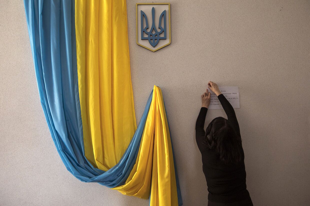 Подготовка избирателььного участка в преддверии президентских выборов в Киеве