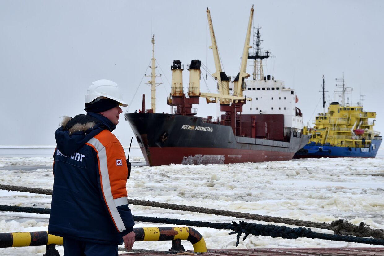 Грузовое судно в порту Сабетта на полуострове Ямал