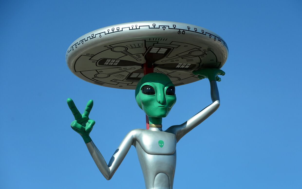 Скульптура, изображающая инопланетянина на стоянке в Бейкере, Калифорния
