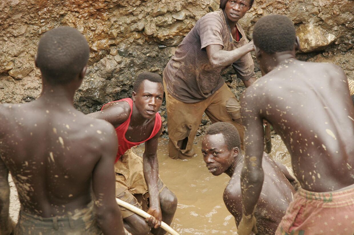 Бывшие боевики ополчения работают на добыче золота в городе Ика-барьер