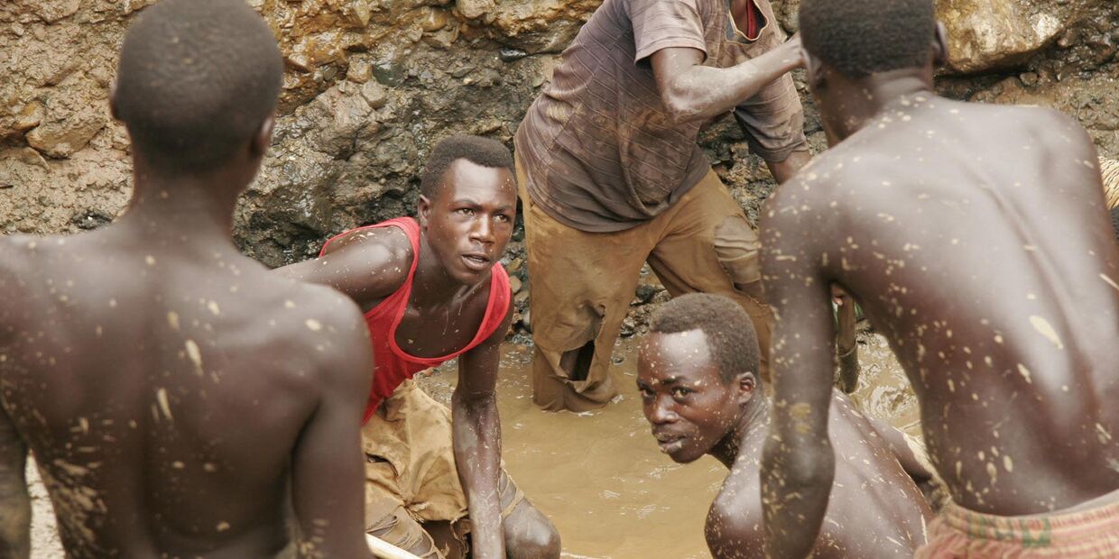 Бывшие боевики ополчения работают на добыче золота в городе Ика-барьер