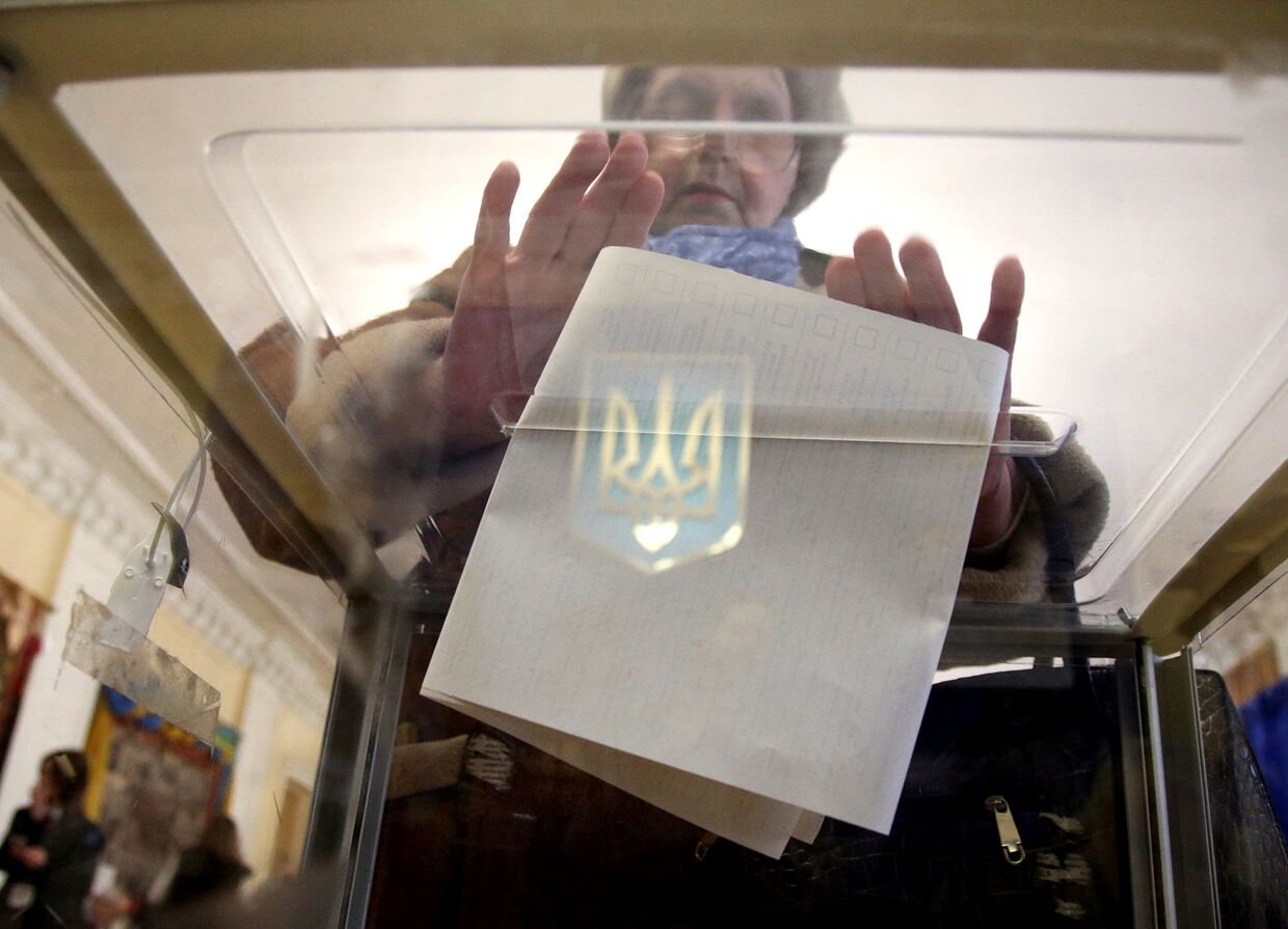 Женщина на избирательном участке в Киеве