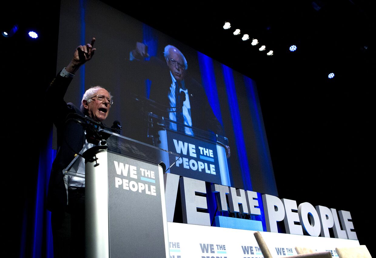 Сенатор Берни Сандерс выступает во время саммита We The People Membership Summit в Вашингтоне