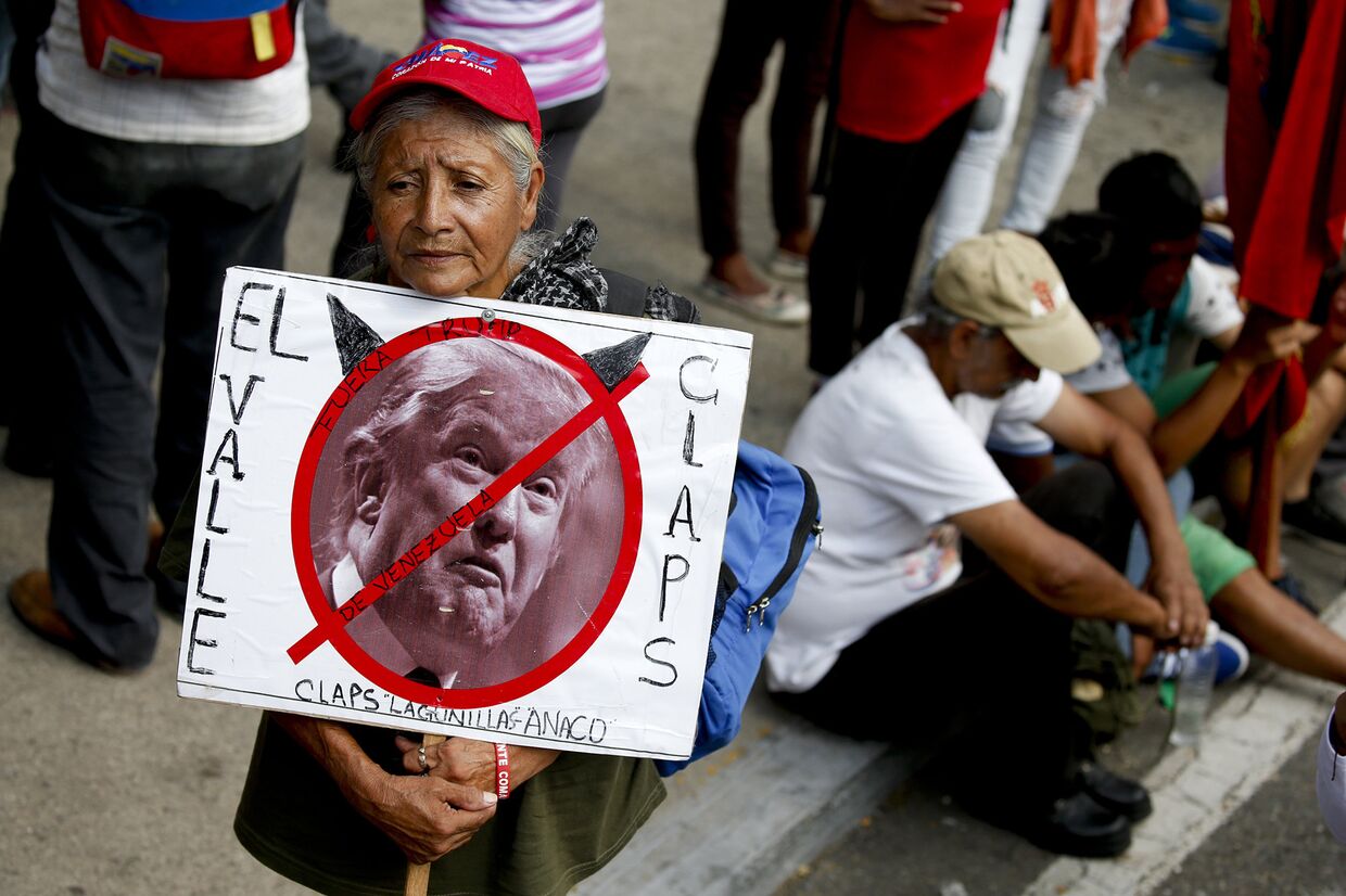 Участники митинга в Каракасе, Венесуэла