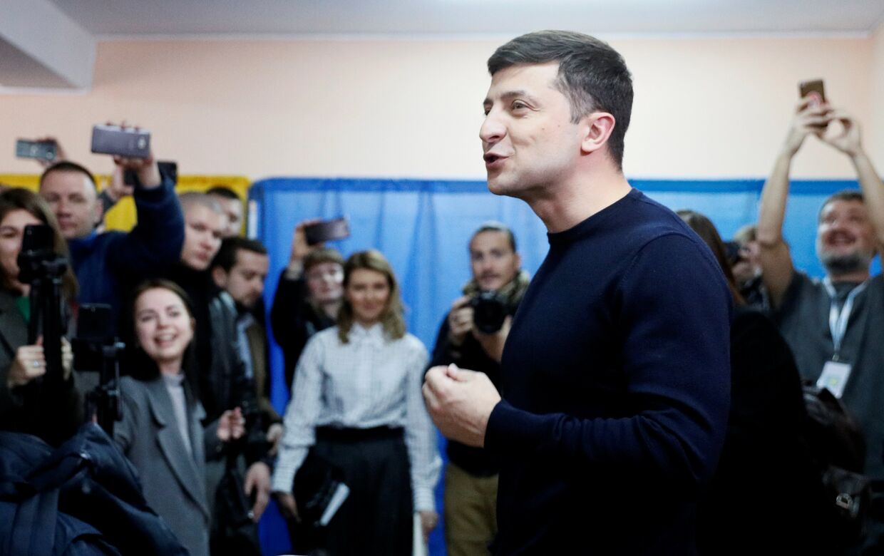 Украинский комик и кандидат в президенты Владимир Зеленский на избирательном участке